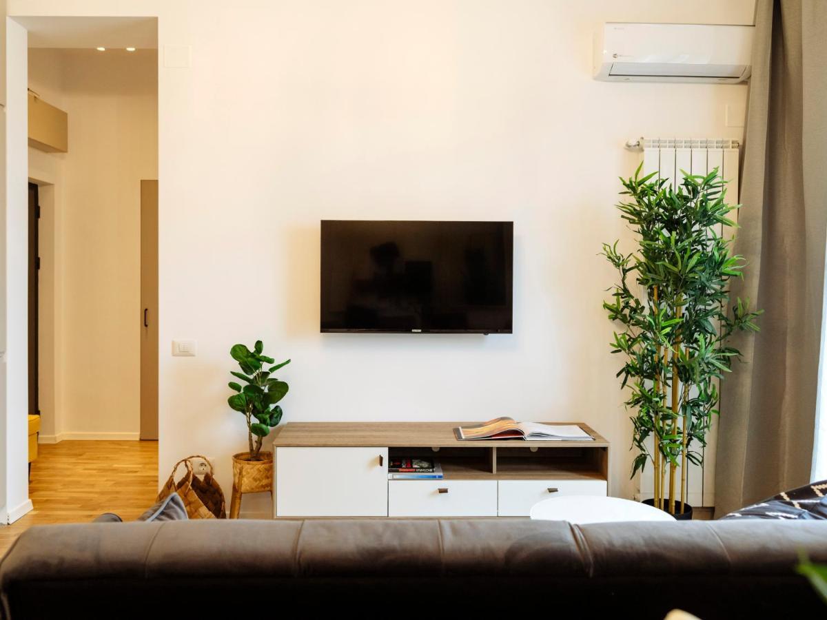 Sunny 2Br Flat - Top Location - Amazing Balcony Bukarest Kültér fotó
