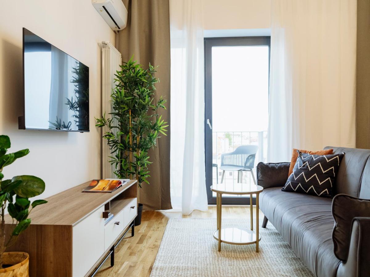 Sunny 2Br Flat - Top Location - Amazing Balcony Bukarest Kültér fotó
